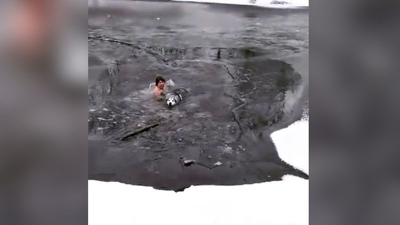 Ruská seniorka skočila do ledové řeky, aby zachránila uvízlého psa
